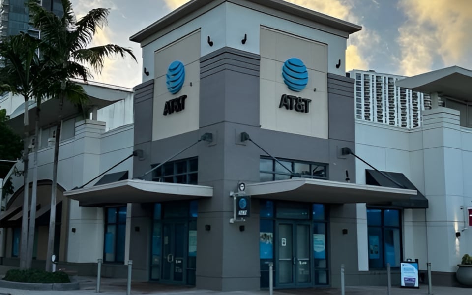 At&t Modernizes with $850 M Sale-Leaseback Deal